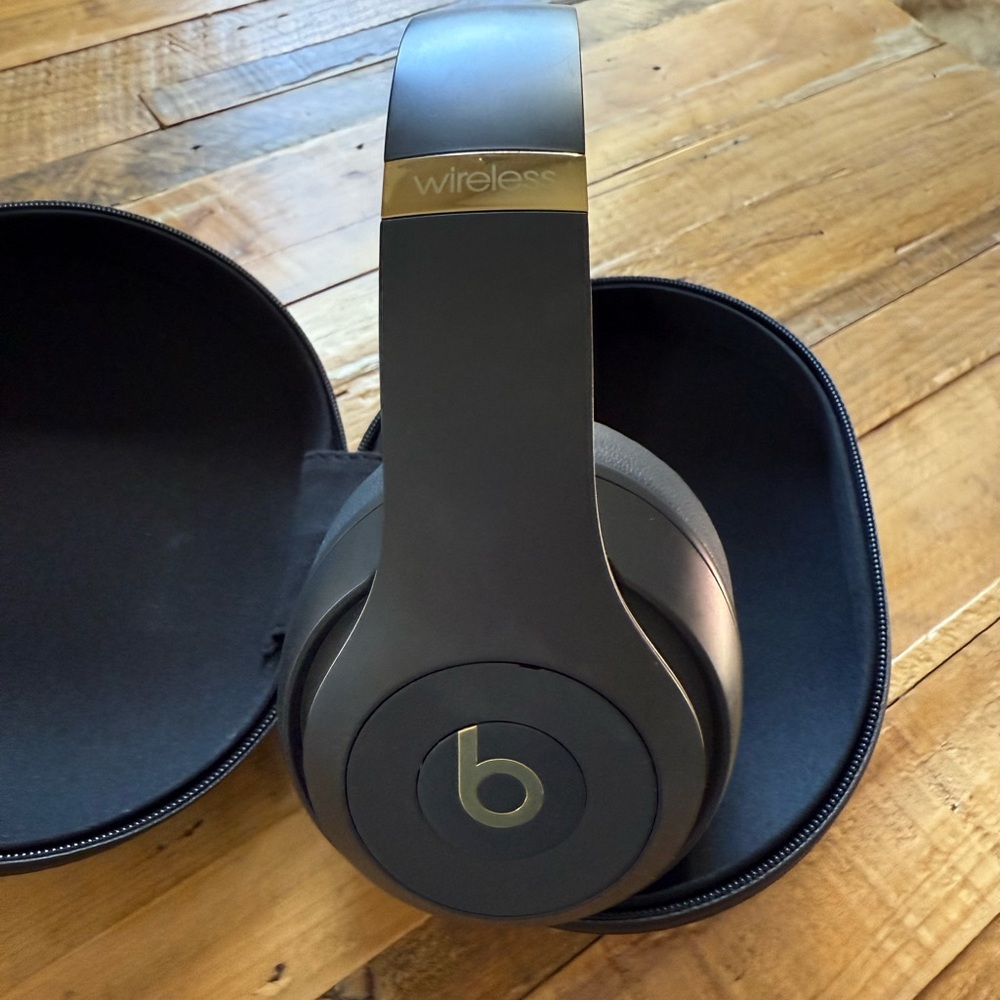 Beats Studio3 Wireless Headphones Studio Gray w/Gold Accents